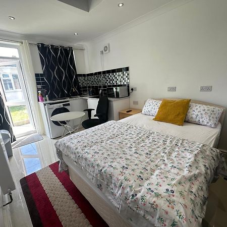 Luxury Ensuite Studio In Crayford Dartford Bexley London With Full Kitchen And Side Garden Alleyway Entrance Erith Екстер'єр фото