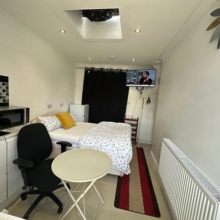Luxury Ensuite Studio In Crayford Dartford Bexley London With Full Kitchen And Side Garden Alleyway Entrance Erith Екстер'єр фото