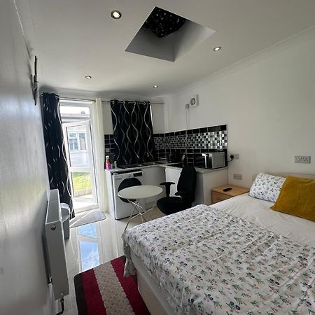 Luxury Ensuite Studio In Crayford Dartford Bexley London With Full Kitchen And Side Garden Alleyway Entrance Erith Екстер'єр фото