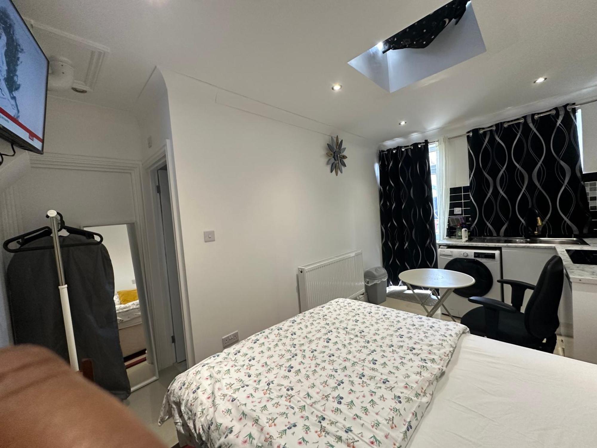 Luxury Ensuite Studio In Crayford Dartford Bexley London With Full Kitchen And Side Garden Alleyway Entrance Erith Екстер'єр фото