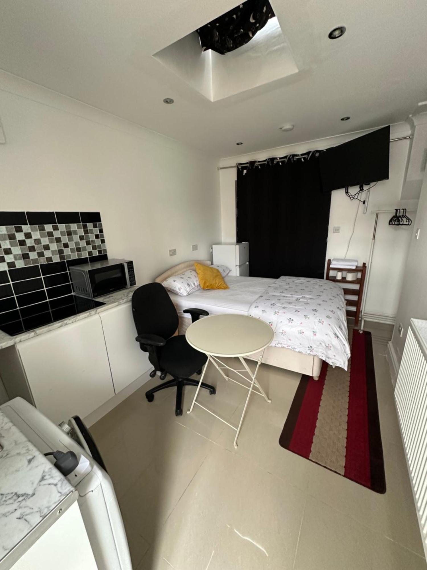 Luxury Ensuite Studio In Crayford Dartford Bexley London With Full Kitchen And Side Garden Alleyway Entrance Erith Екстер'єр фото
