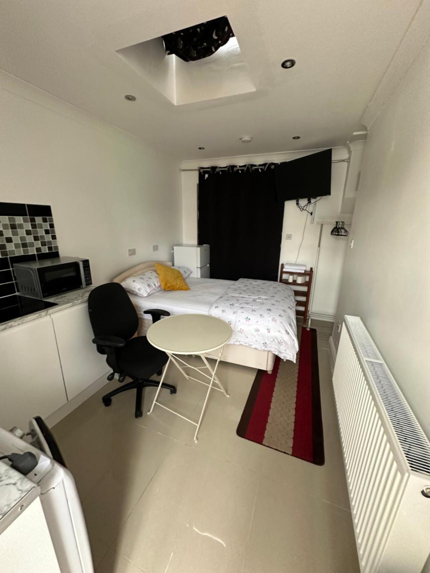 Luxury Ensuite Studio In Crayford Dartford Bexley London With Full Kitchen And Side Garden Alleyway Entrance Erith Екстер'єр фото