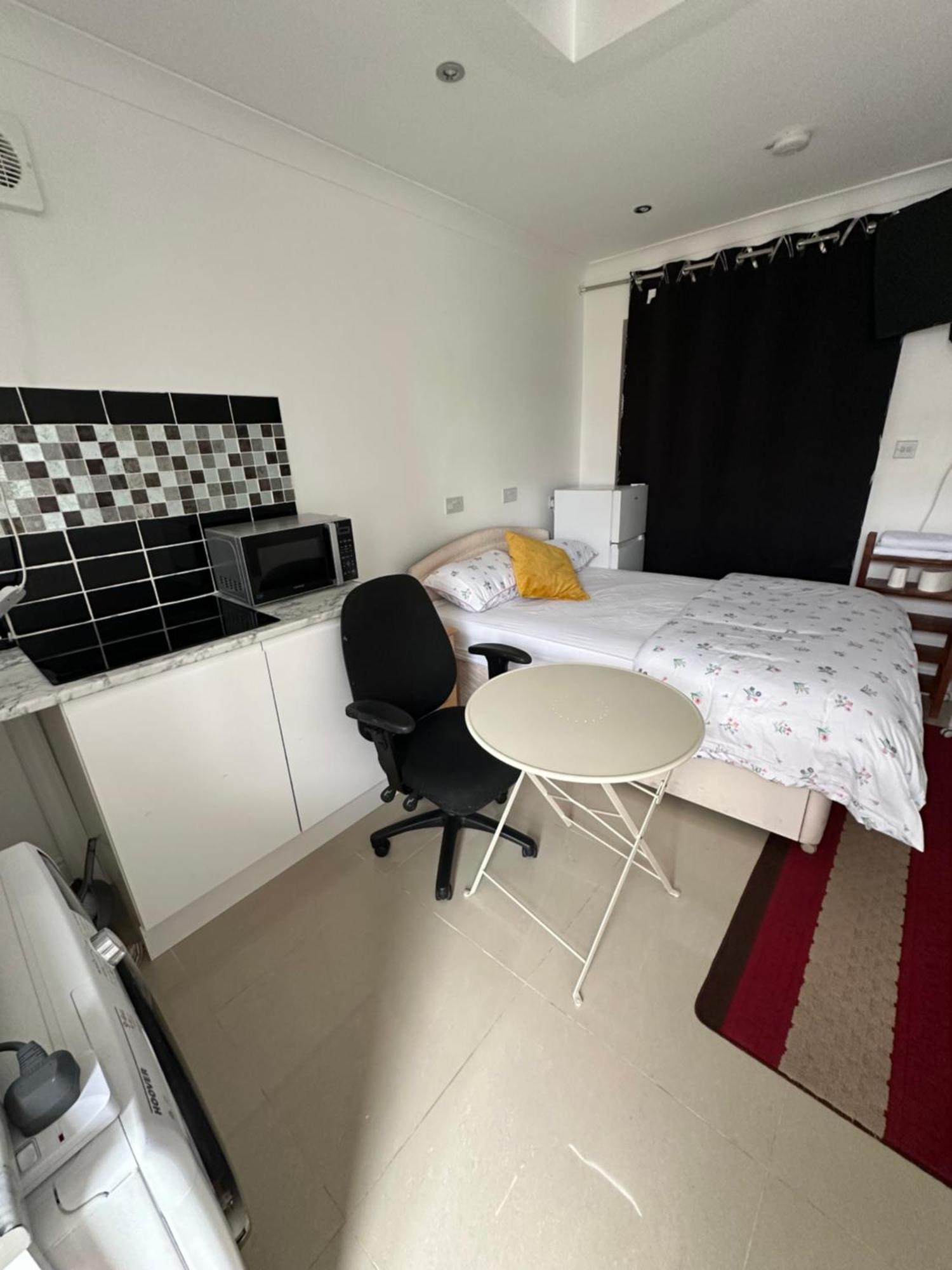 Luxury Ensuite Studio In Crayford Dartford Bexley London With Full Kitchen And Side Garden Alleyway Entrance Erith Екстер'єр фото