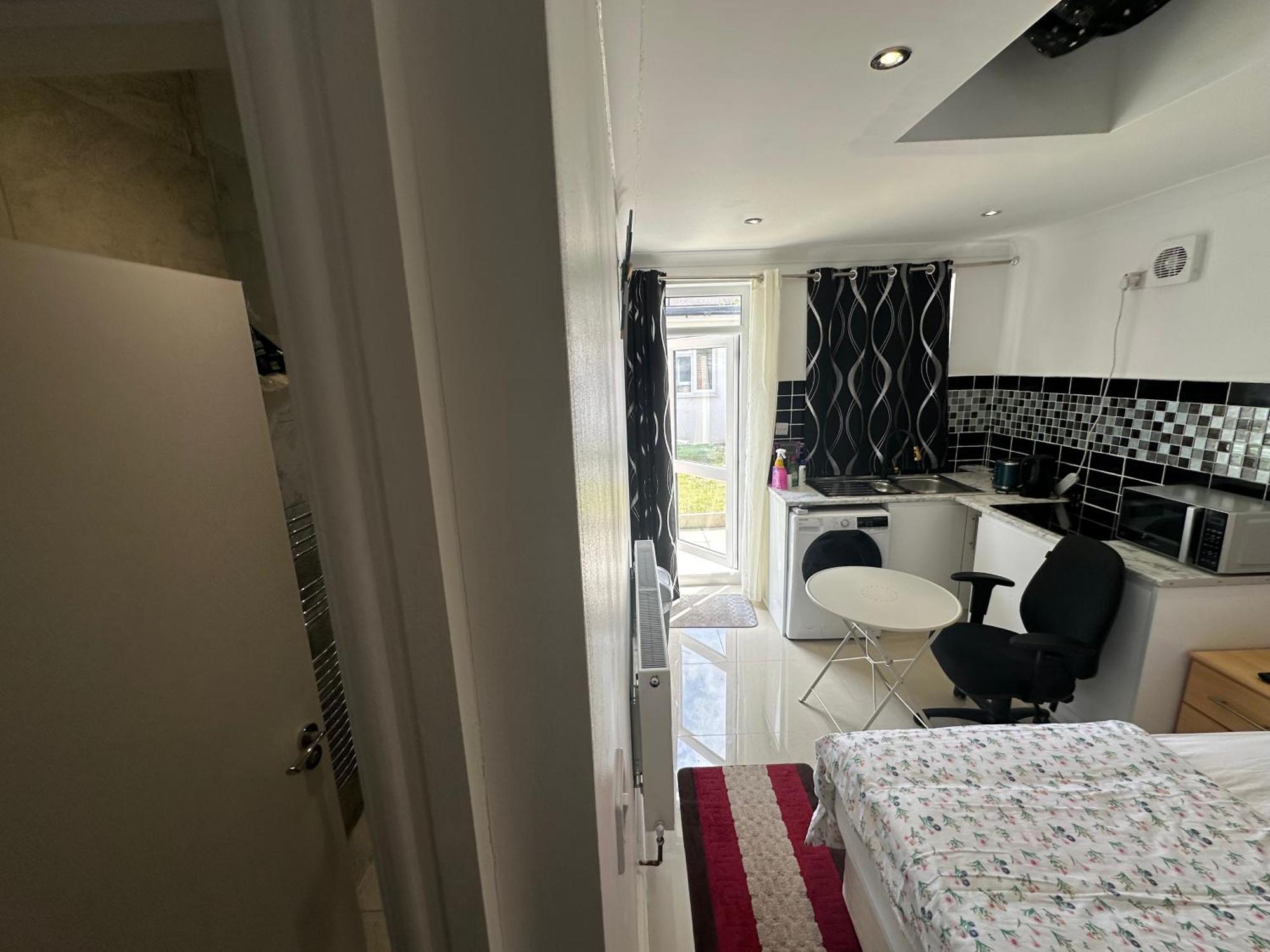Luxury Ensuite Studio In Crayford Dartford Bexley London With Full Kitchen And Side Garden Alleyway Entrance Erith Екстер'єр фото
