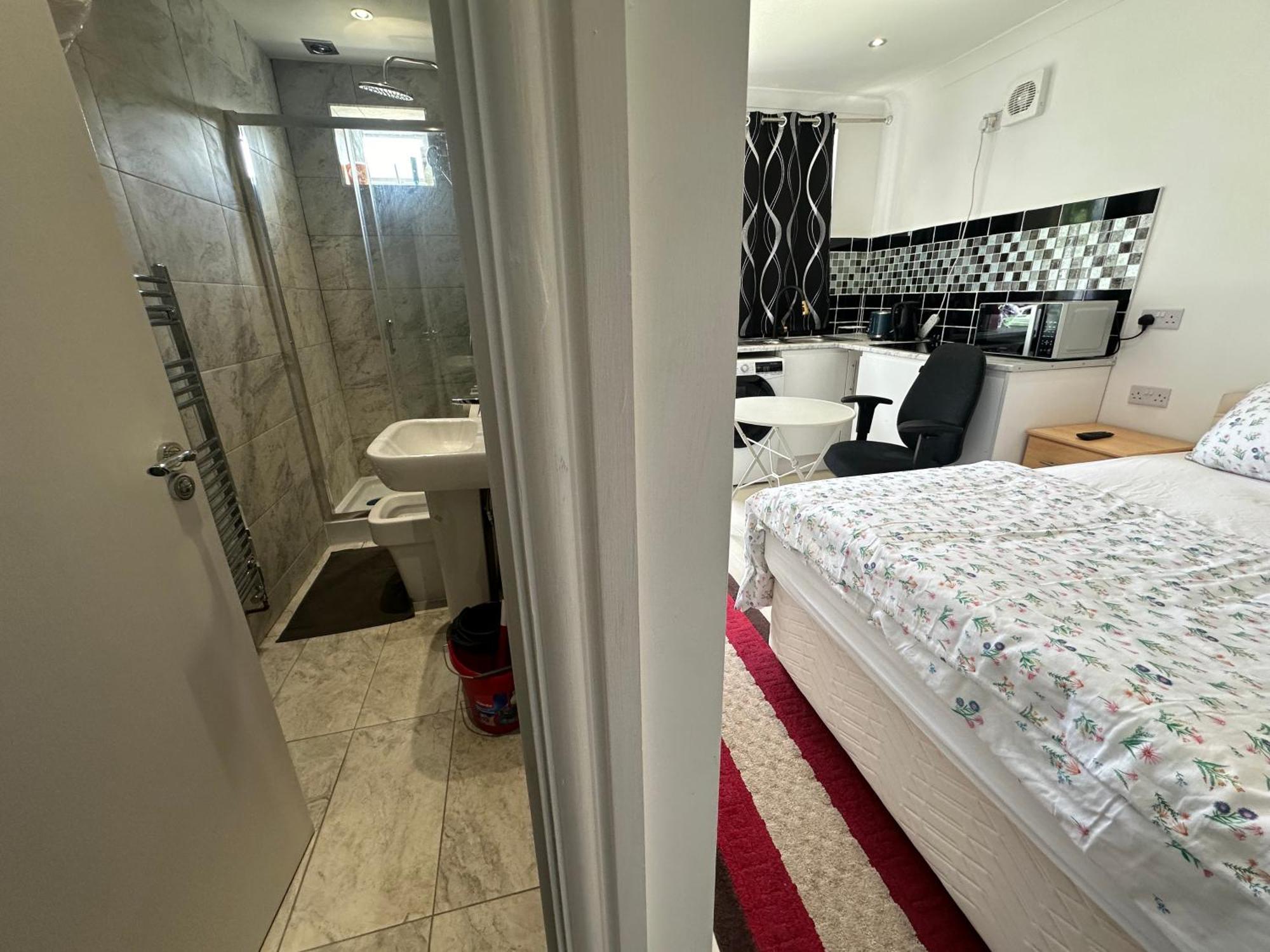 Luxury Ensuite Studio In Crayford Dartford Bexley London With Full Kitchen And Side Garden Alleyway Entrance Erith Екстер'єр фото