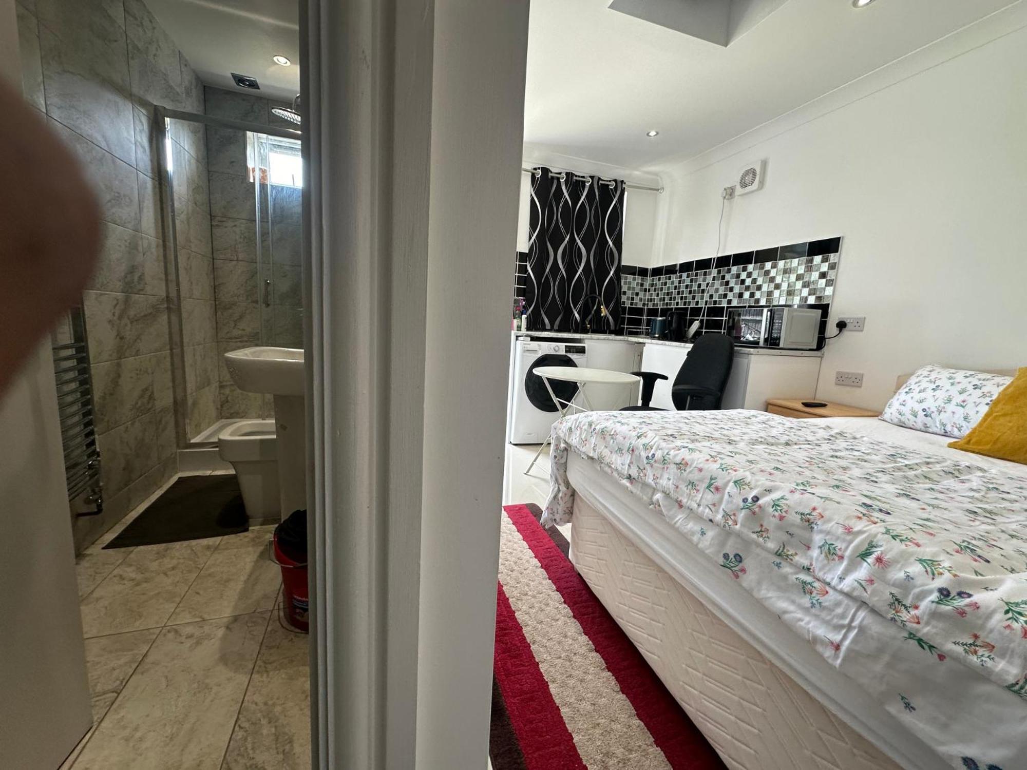 Luxury Ensuite Studio In Crayford Dartford Bexley London With Full Kitchen And Side Garden Alleyway Entrance Erith Екстер'єр фото