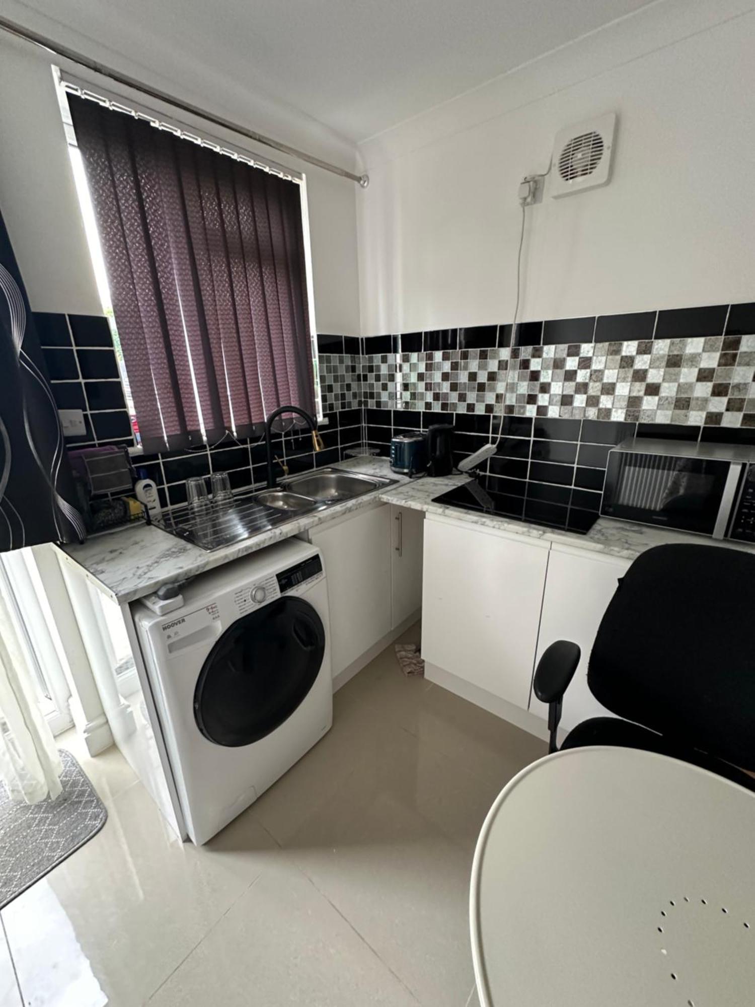 Luxury Ensuite Studio In Crayford Dartford Bexley London With Full Kitchen And Side Garden Alleyway Entrance Erith Екстер'єр фото