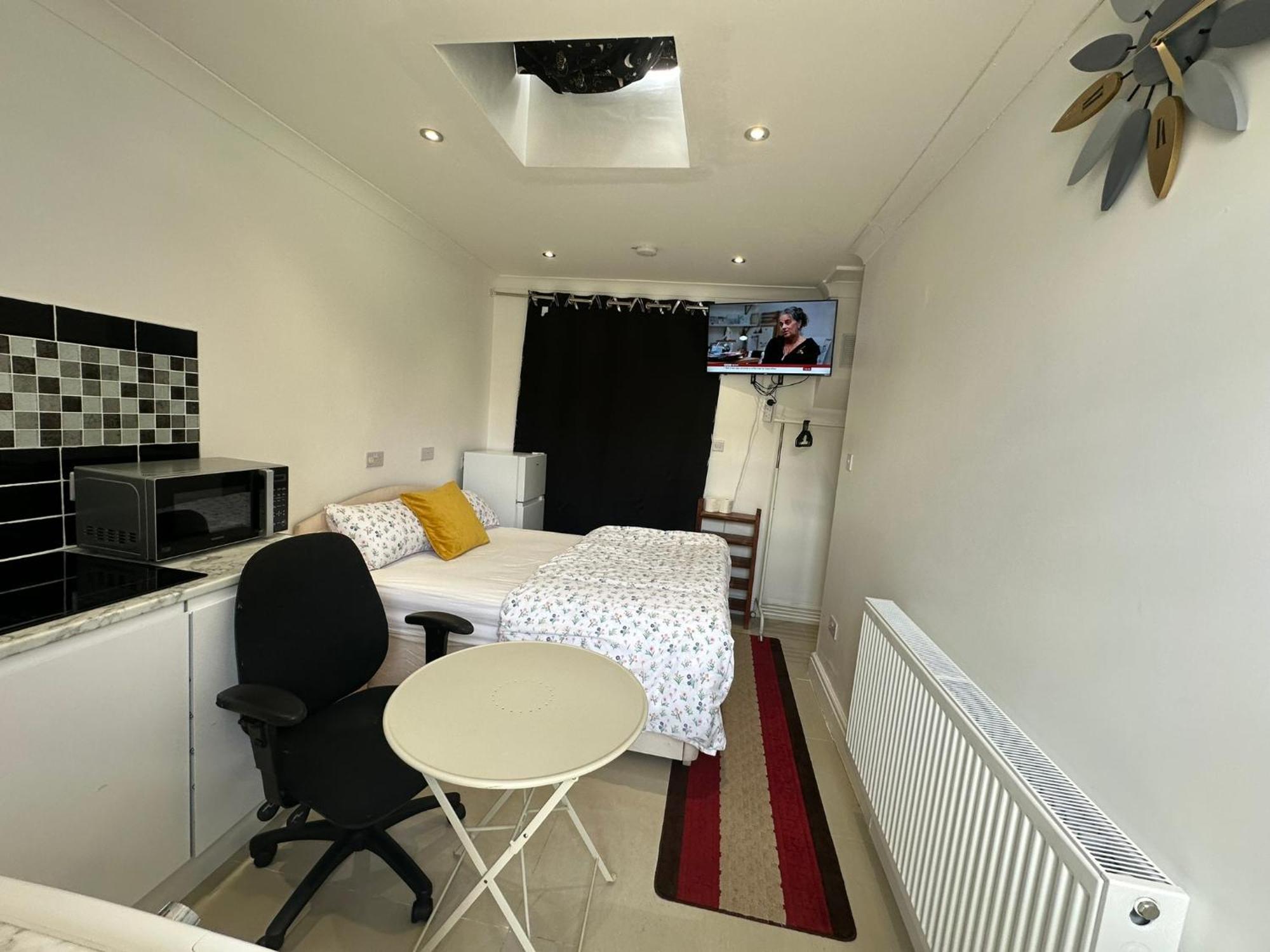 Luxury Ensuite Studio In Crayford Dartford Bexley London With Full Kitchen And Side Garden Alleyway Entrance Erith Екстер'єр фото
