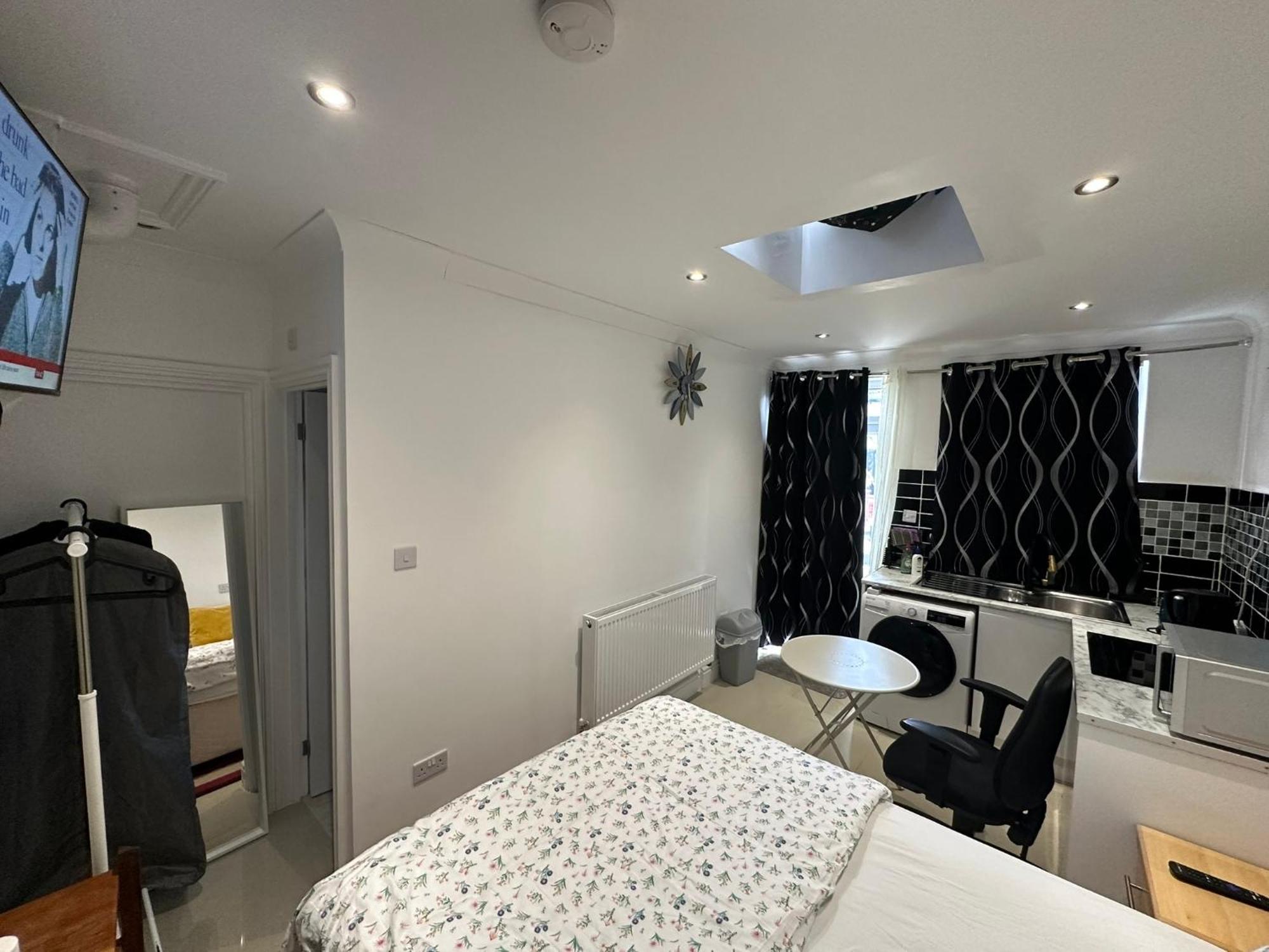 Luxury Ensuite Studio In Crayford Dartford Bexley London With Full Kitchen And Side Garden Alleyway Entrance Erith Екстер'єр фото