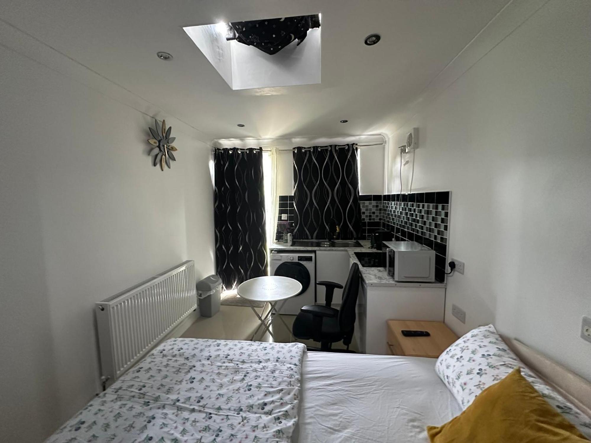 Luxury Ensuite Studio In Crayford Dartford Bexley London With Full Kitchen And Side Garden Alleyway Entrance Erith Екстер'єр фото