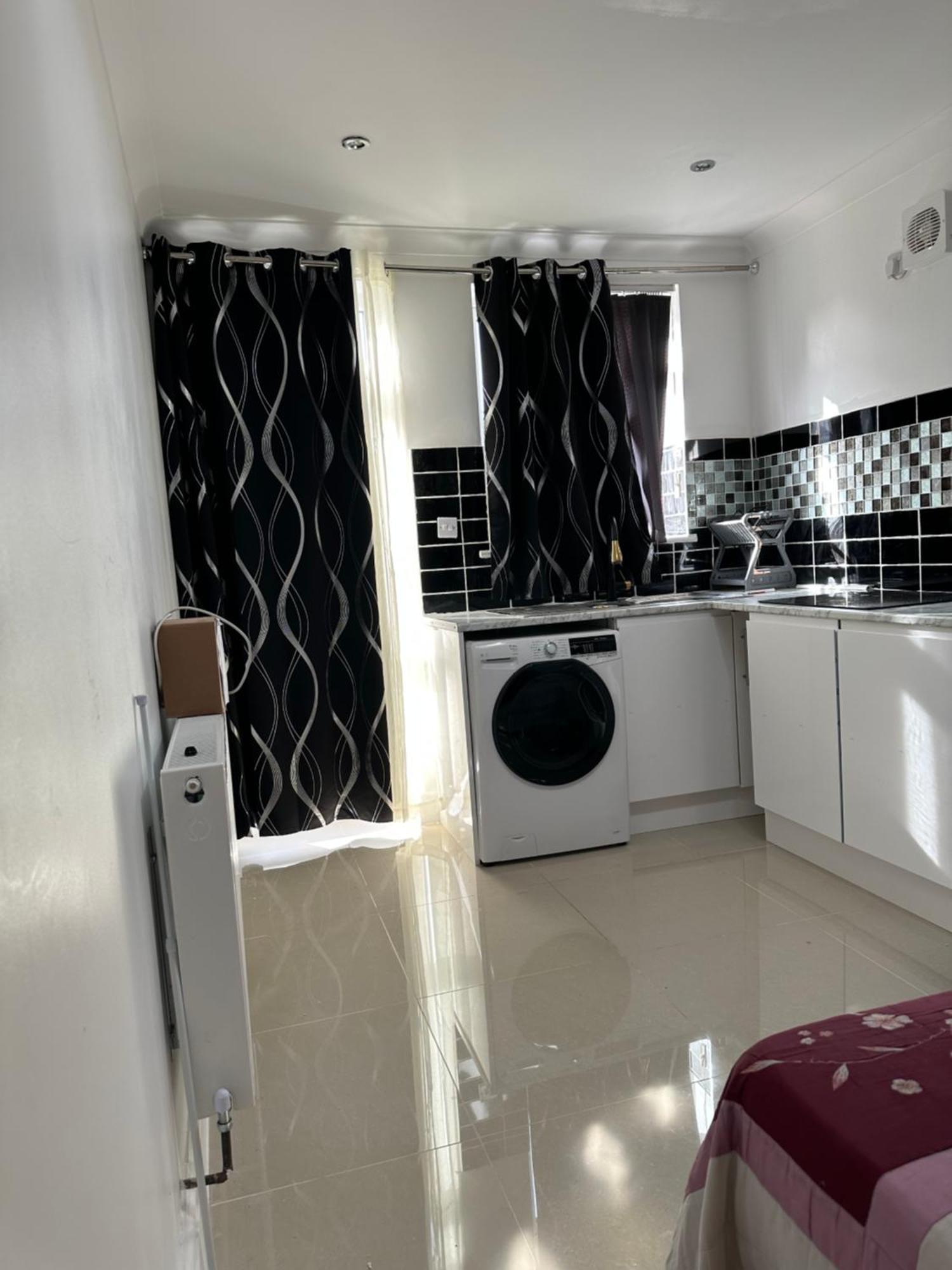 Luxury Ensuite Studio In Crayford Dartford Bexley London With Full Kitchen And Side Garden Alleyway Entrance Erith Екстер'єр фото