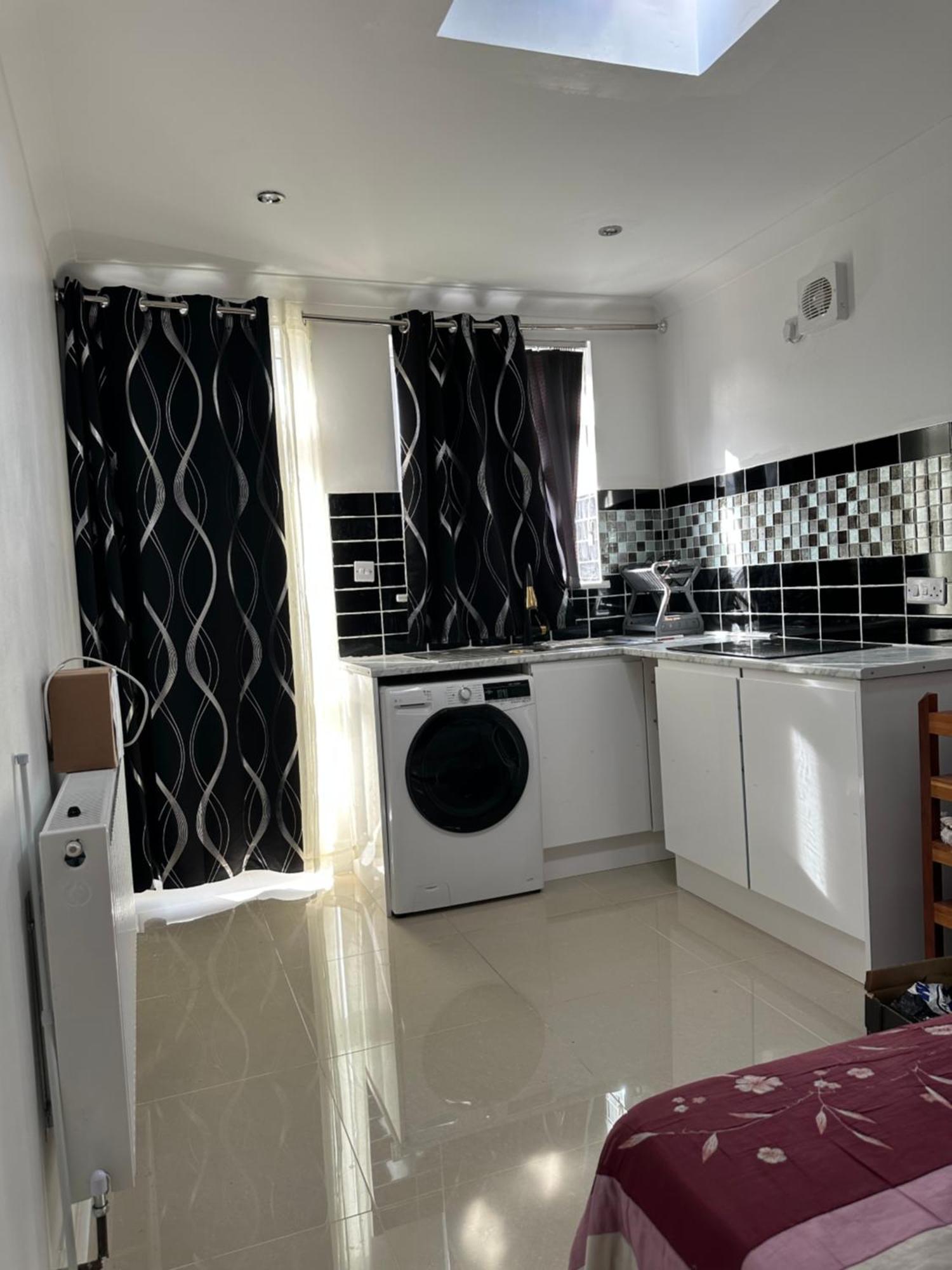 Luxury Ensuite Studio In Crayford Dartford Bexley London With Full Kitchen And Side Garden Alleyway Entrance Erith Екстер'єр фото