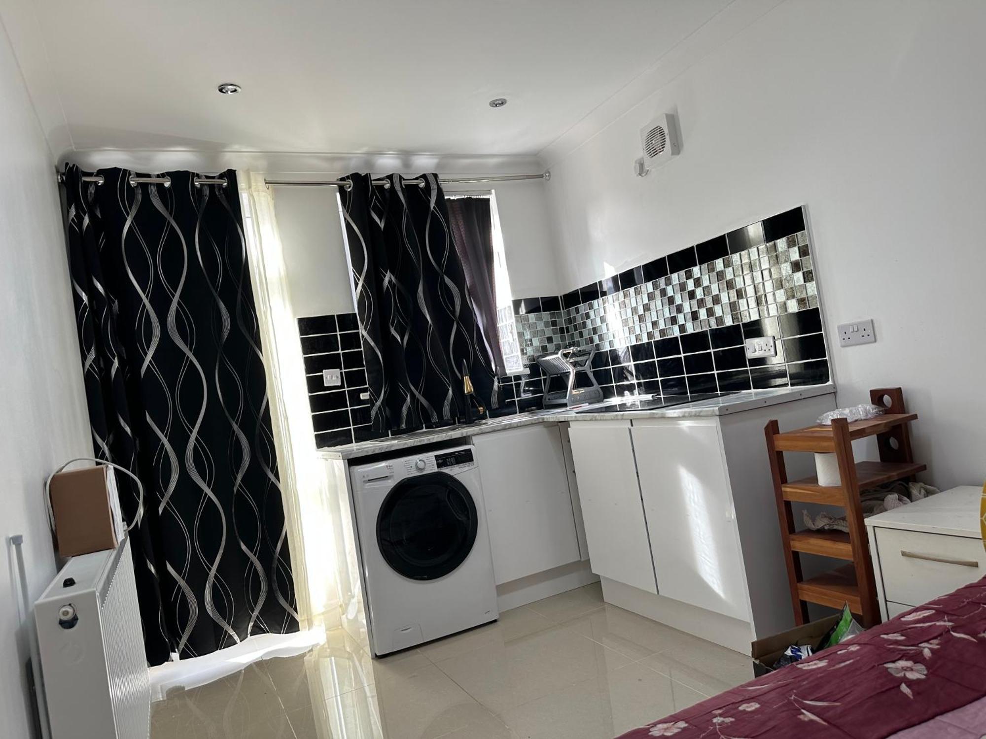 Luxury Ensuite Studio In Crayford Dartford Bexley London With Full Kitchen And Side Garden Alleyway Entrance Erith Екстер'єр фото