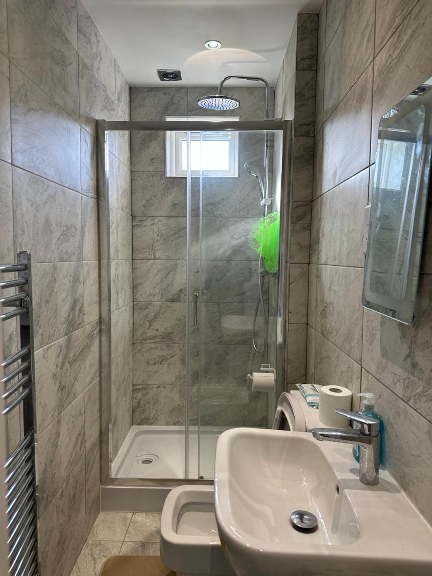 Luxury Ensuite Studio In Crayford Dartford Bexley London With Full Kitchen And Side Garden Alleyway Entrance Erith Екстер'єр фото