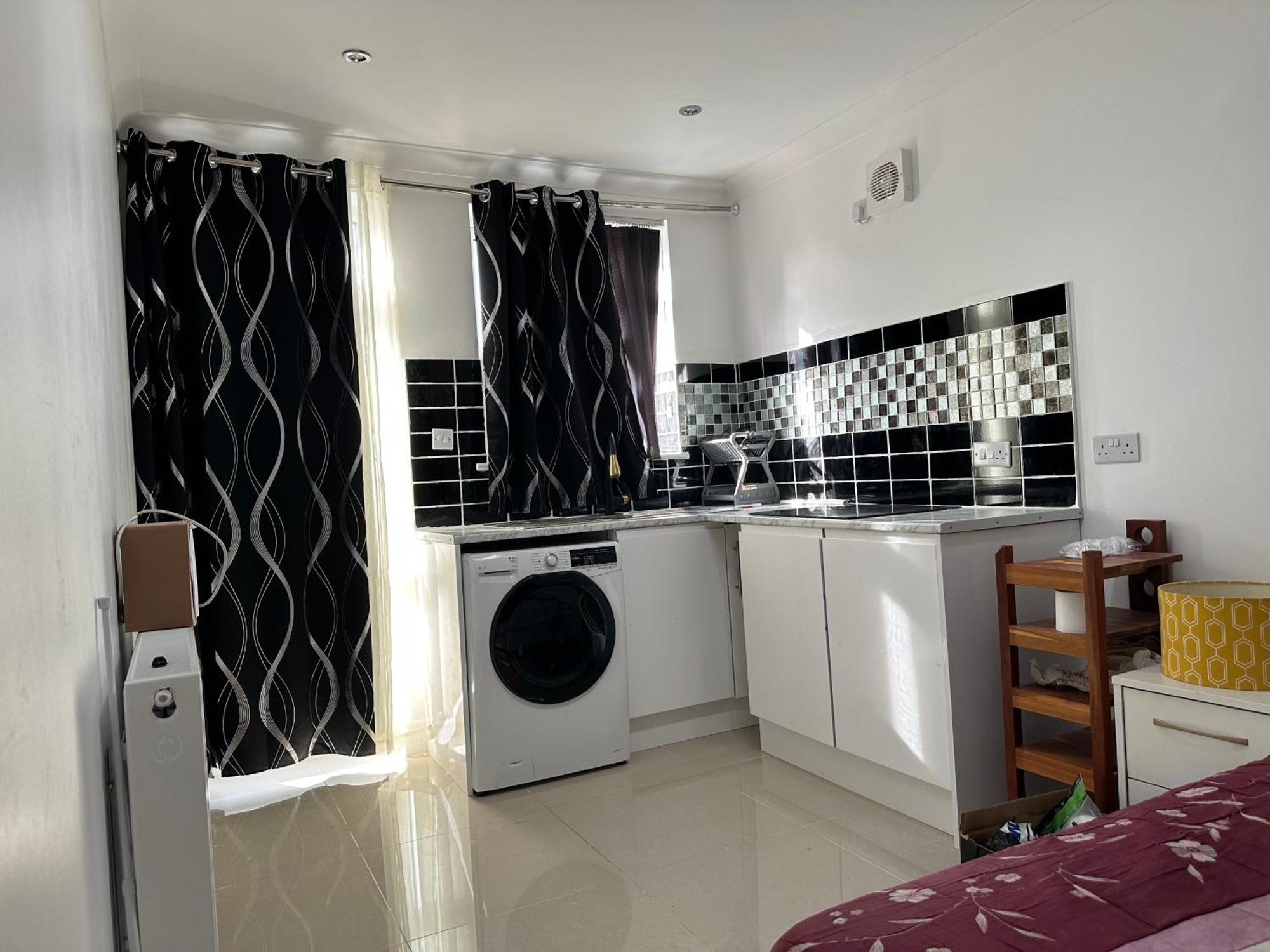 Luxury Ensuite Studio In Crayford Dartford Bexley London With Full Kitchen And Side Garden Alleyway Entrance Erith Екстер'єр фото