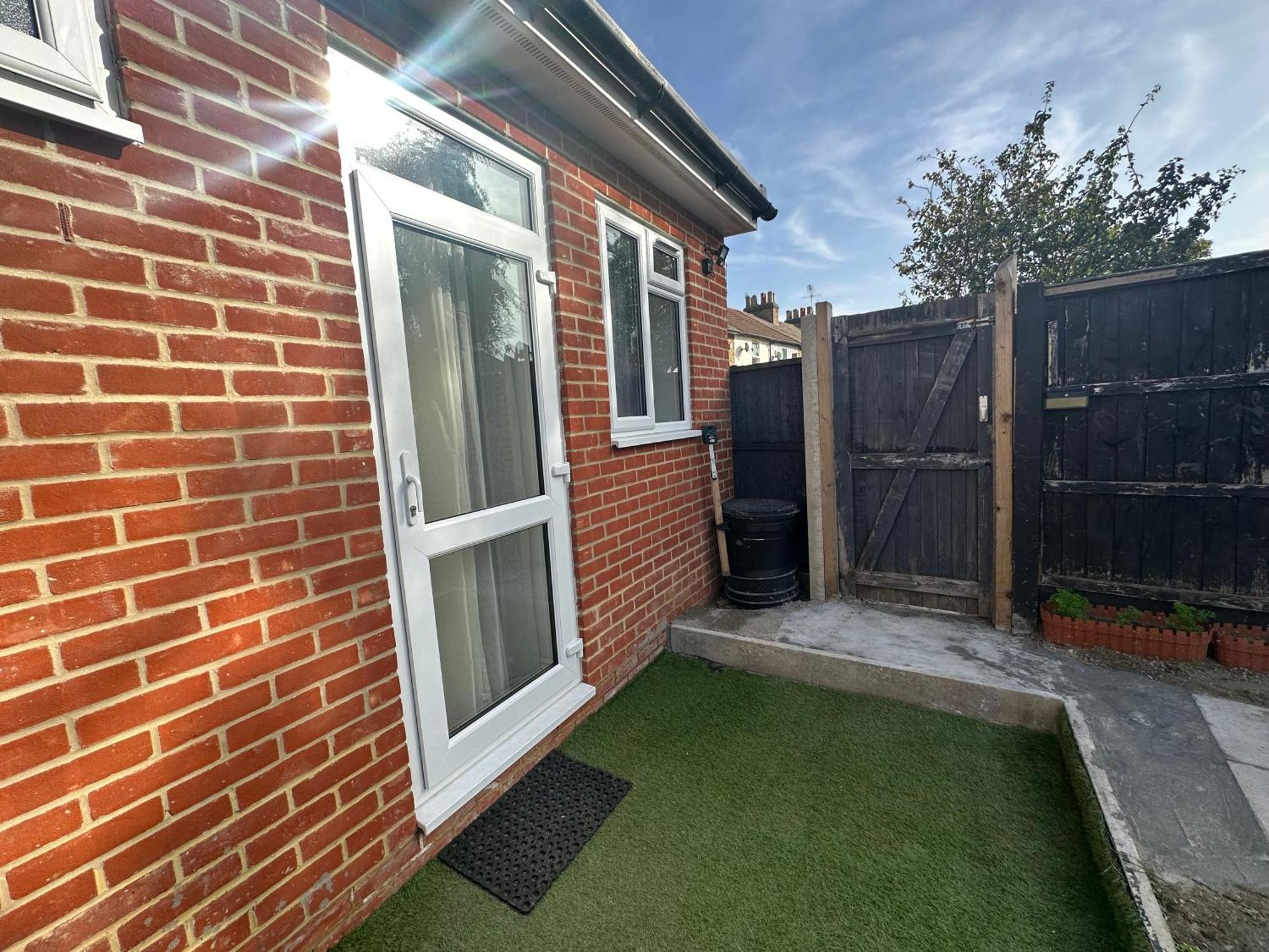 Luxury Ensuite Studio In Crayford Dartford Bexley London With Full Kitchen And Side Garden Alleyway Entrance Erith Екстер'єр фото